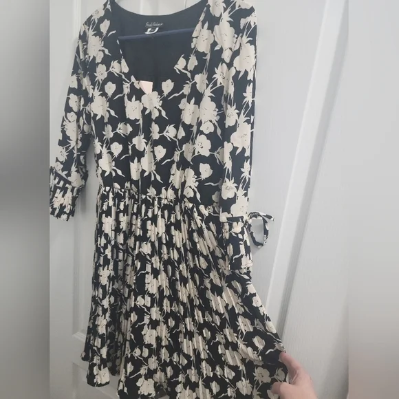 NWT Smak Parlour Lead Like A Girl Fit & Flare V-Neck Pleated Dress - Picture 8 of 15